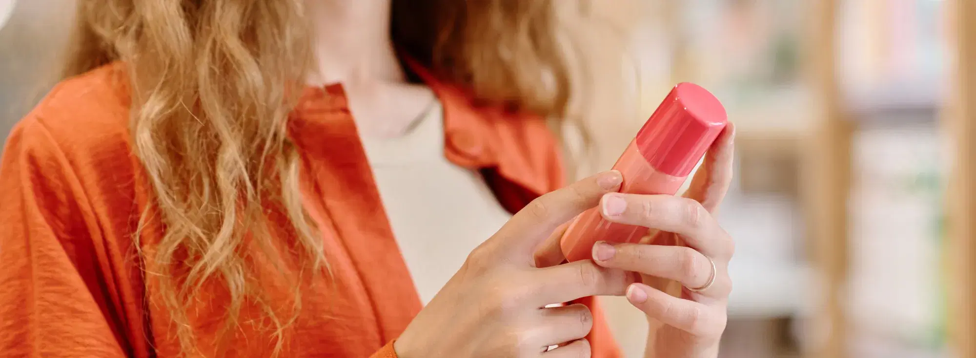 Cosmétique : Pourquoi les grandes marques traduisent-elles ?